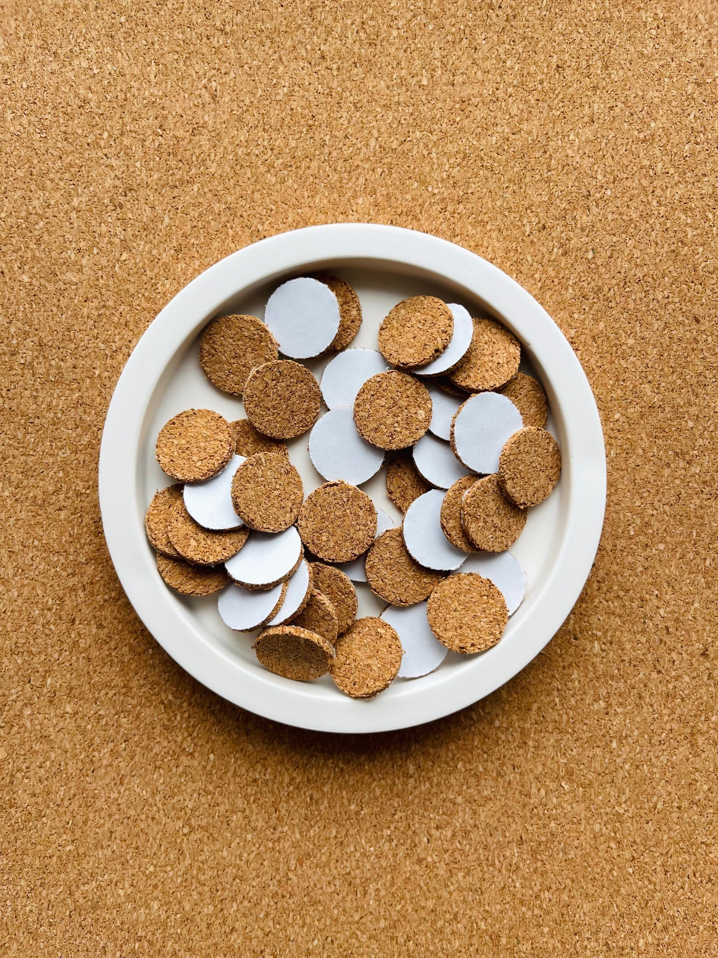 Self-adhesive round cork pads