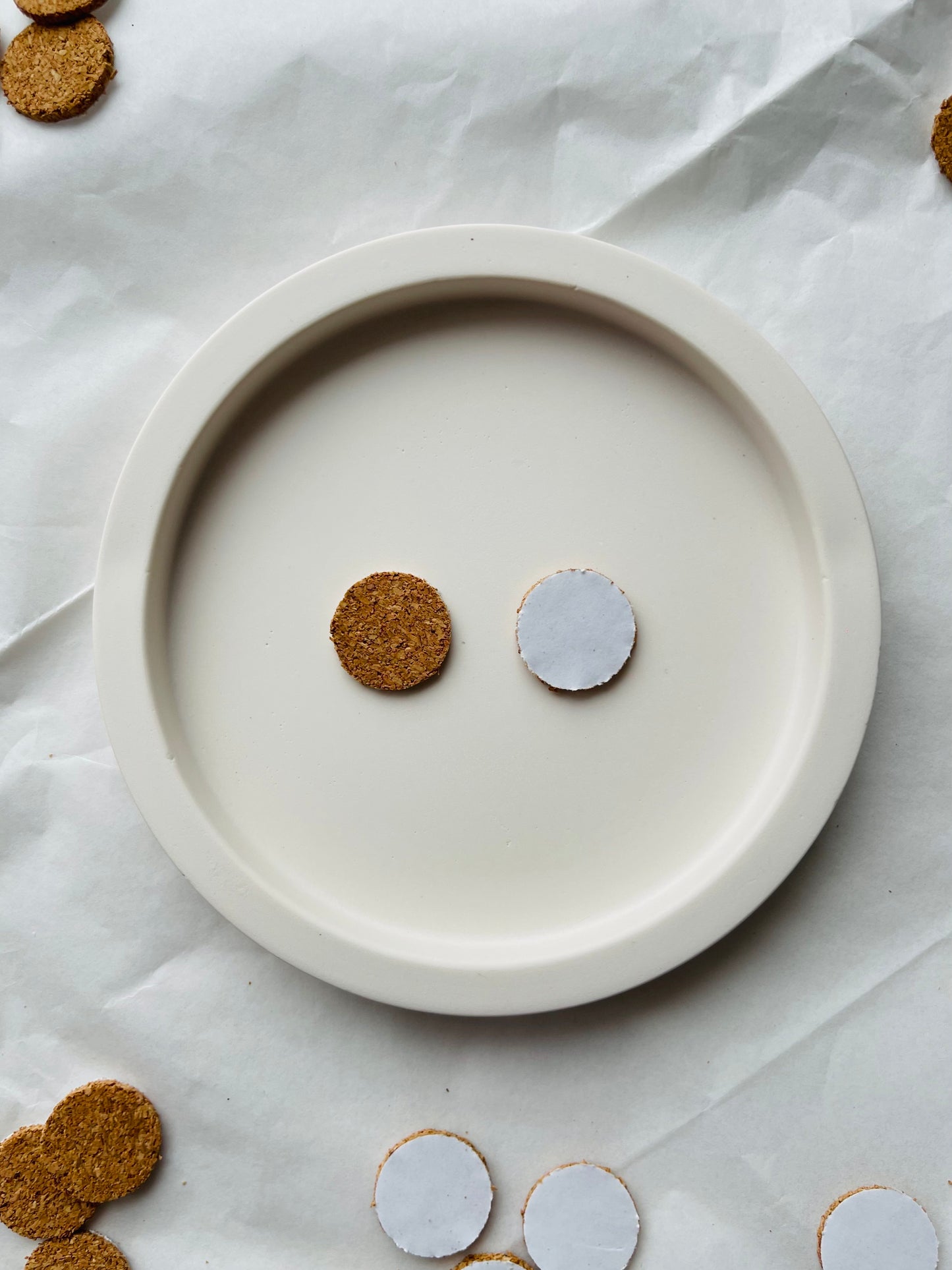 Self-adhesive round cork pads